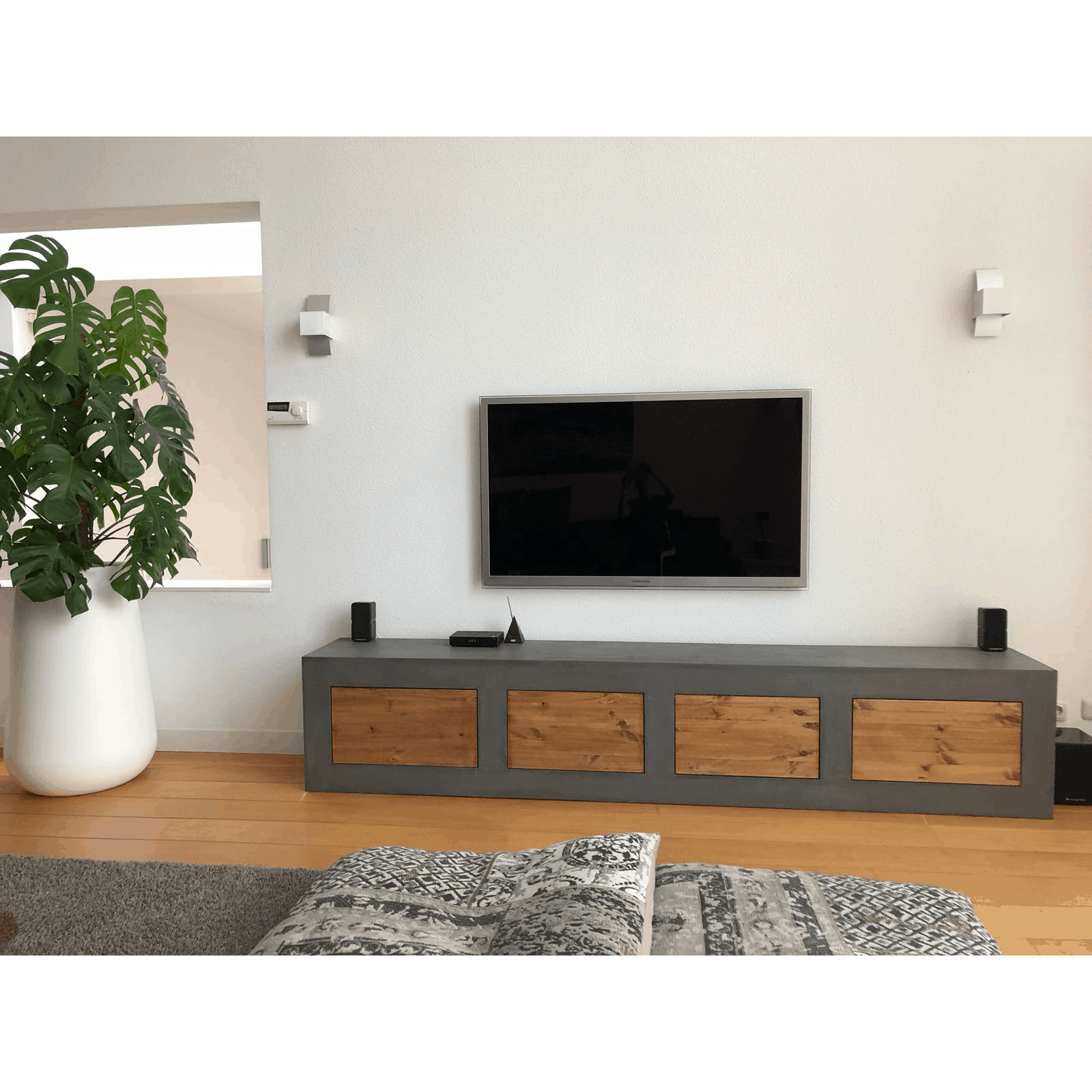 Betonlook TV meubel Roann met houten frontjes