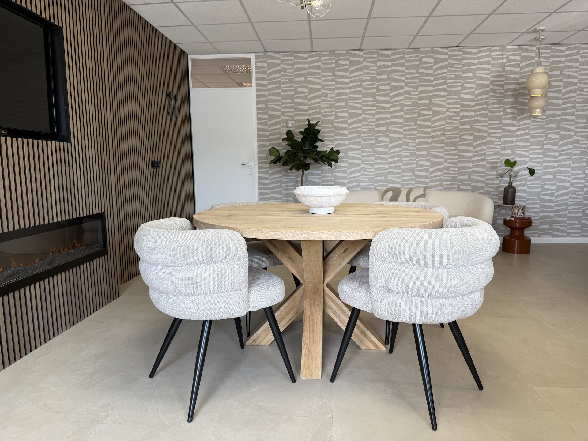 Eikenhouten tafel Sene met houten matrixpoot Eikenhouten tafel Sene met houten matrixpoot