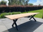 Douglas tuintafel Felix met stalen X poten