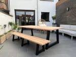 Douglas tuintafel Olena met stalen poten in tuin