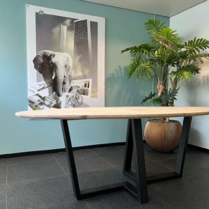 Ovale eiken tafel Marik met stalen poot