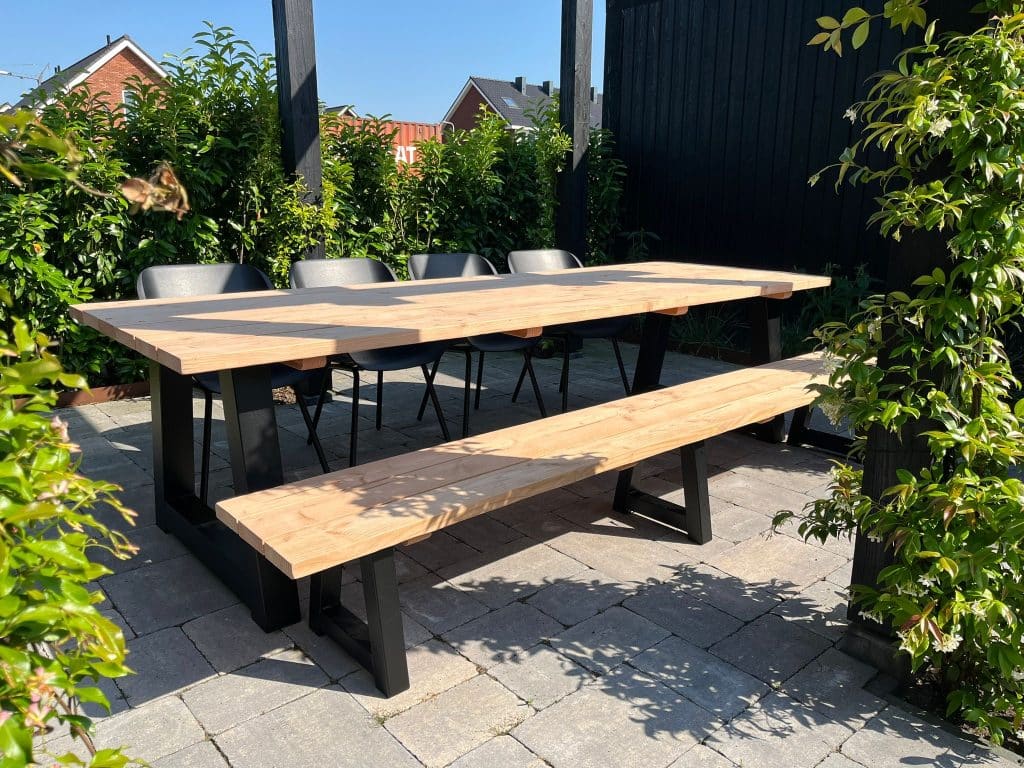 Douglas tuintafel Olena met stalen poten