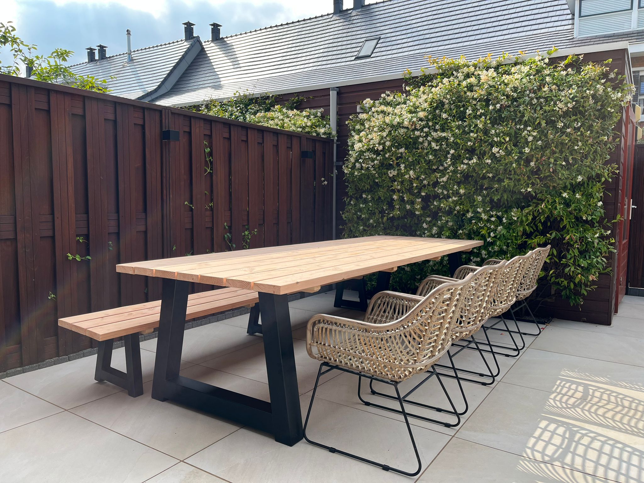 Douglas tuintafel Olena met stalen poten