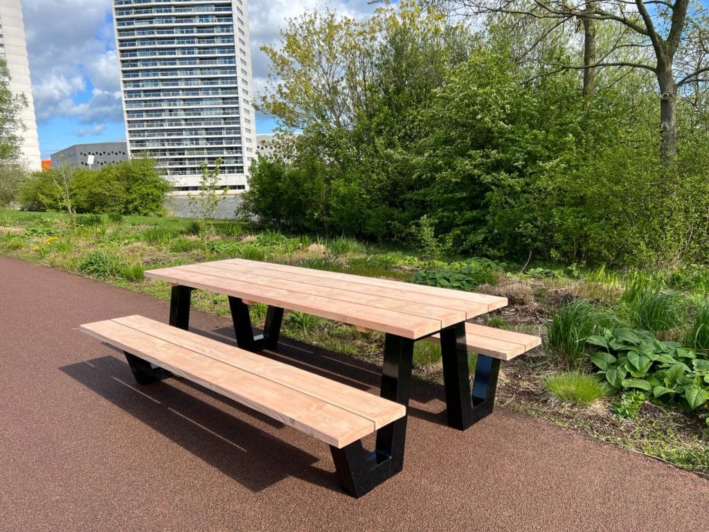 Douglashouten picknicktafel Herne met stalen W poten
