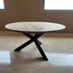 Eikenhouten tafel Pixor met stalen 3 poot