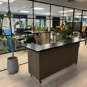 Eikenhouten toonbank Aimee met akoestische panelen