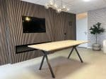 Eikenhouten tafel Vlinder met stalen scissor poten