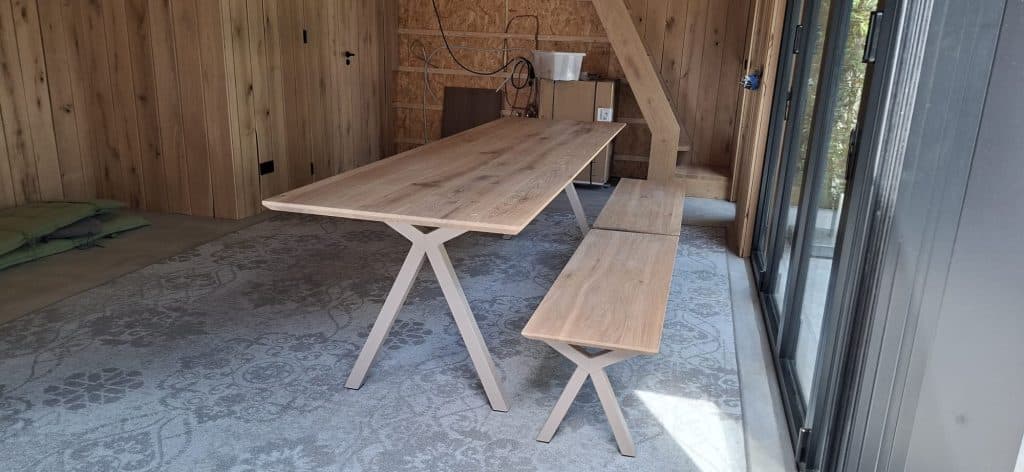 Eikenhouten tafel Vlinder met stalen scissor poten