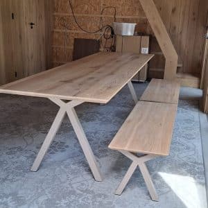 Eikenhouten tafel Vlinder met stalen scissor poten