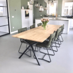 Eikenhouten tafel Vlinder met stalen scissor poten