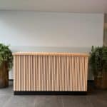 Eikenhouten toonbank met akoestische panelen Felina
