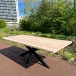 Douglashouten tuintafel Junior met stalen matrixpoot en kieren