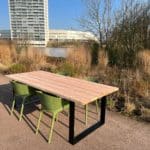 Douglashouten tuintafel Amber met subtiele stalen U poten