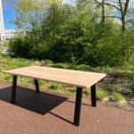 Douglashouten tuintafel Monica met schuine stalen poten