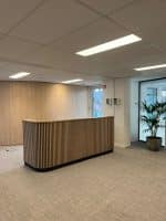 Eikenhouten toonbank Noella met akoestische panelen