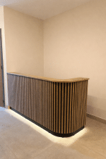 Eikenhouten toonbank Noella met akoestische panelen