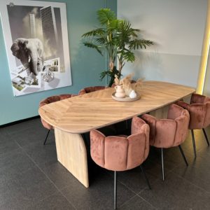 Eikenhouten tafel Patty met visgraat blad