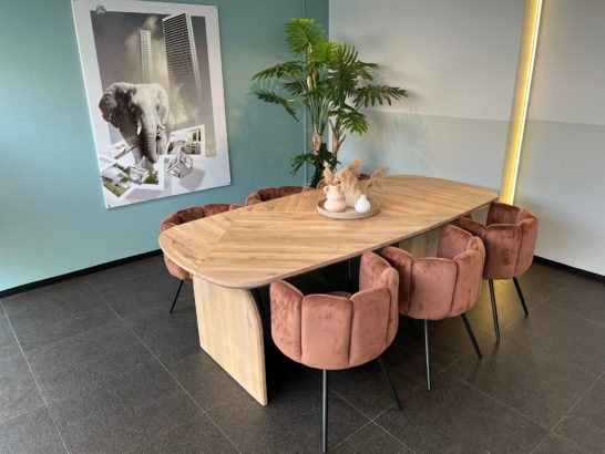 Eikenhouten tafel Patty met visgraat blad