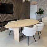 Eikenhouten kiezelvormige tafel Viola