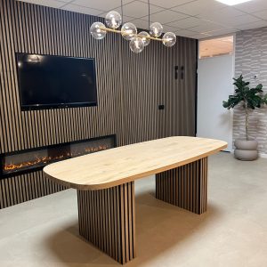 Eikenhouten deens tafel Jano met akoestische panelen poten