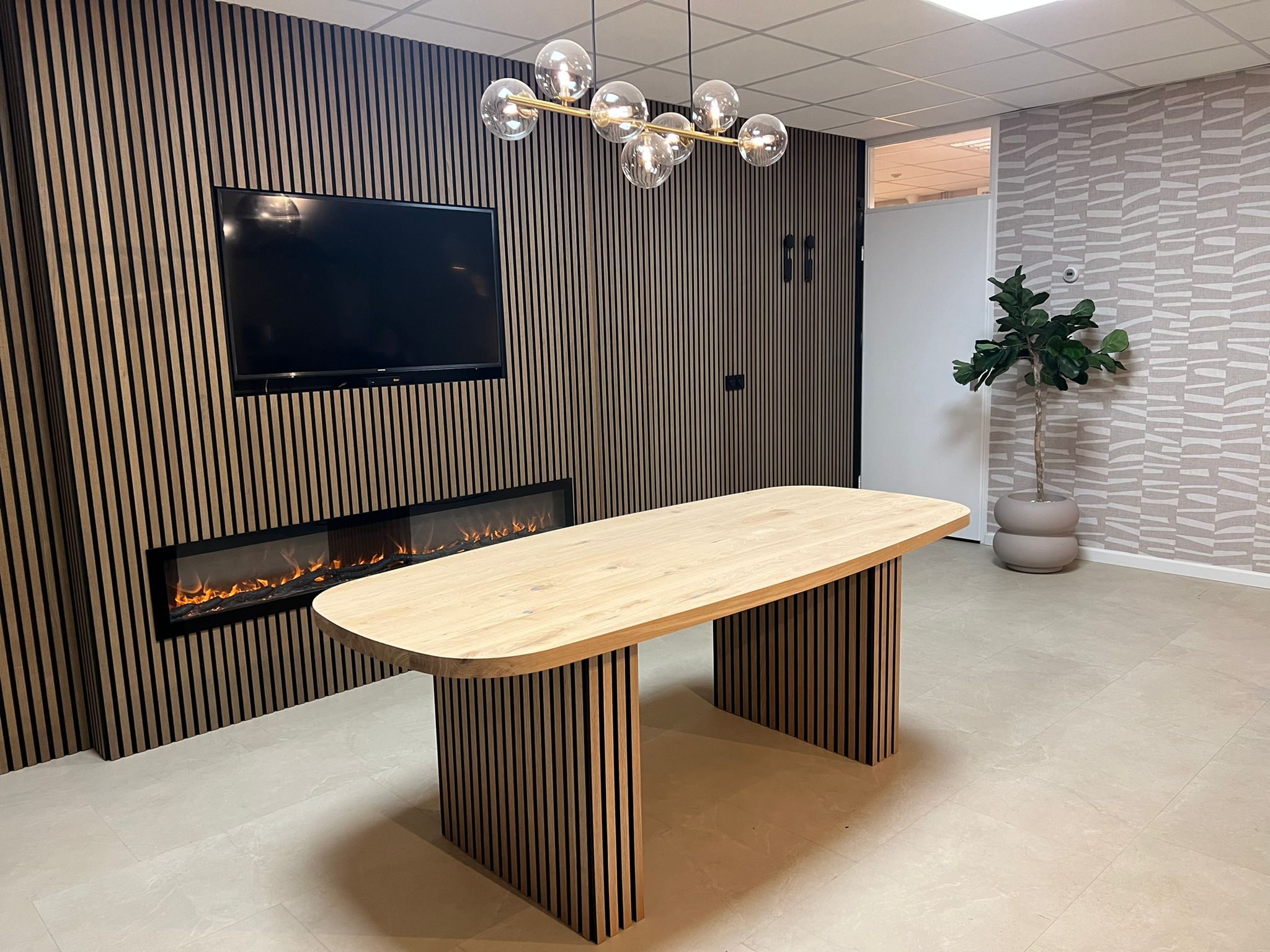 Eikenhouten deens tafel Jano met akoestische panelen poten Eikenhouten deens tafel Jano met akoestische panelen poten