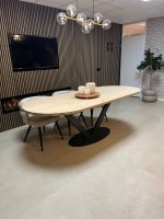 Eikenhouten tafel Sinte
