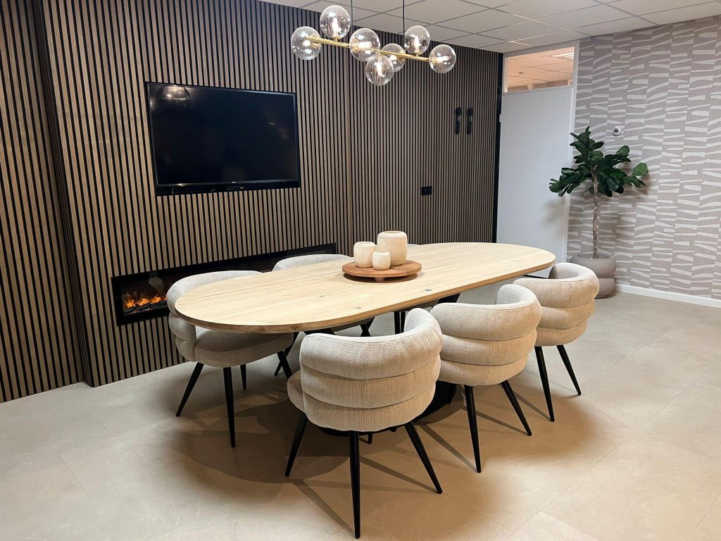 Eikenhouten tafel Sinte